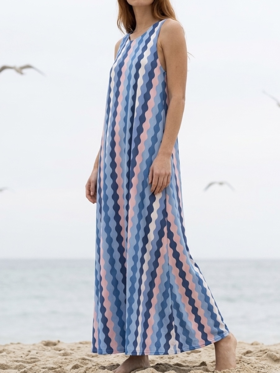 Vestido comprido sem mangas com padrão de ondas azuis e rosa na praia