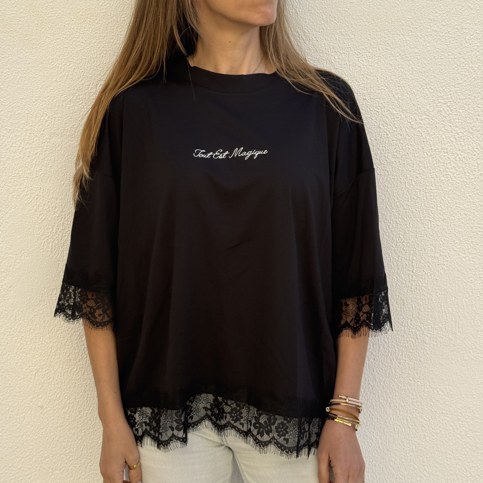 T-shirt preta com renda e texto bordado