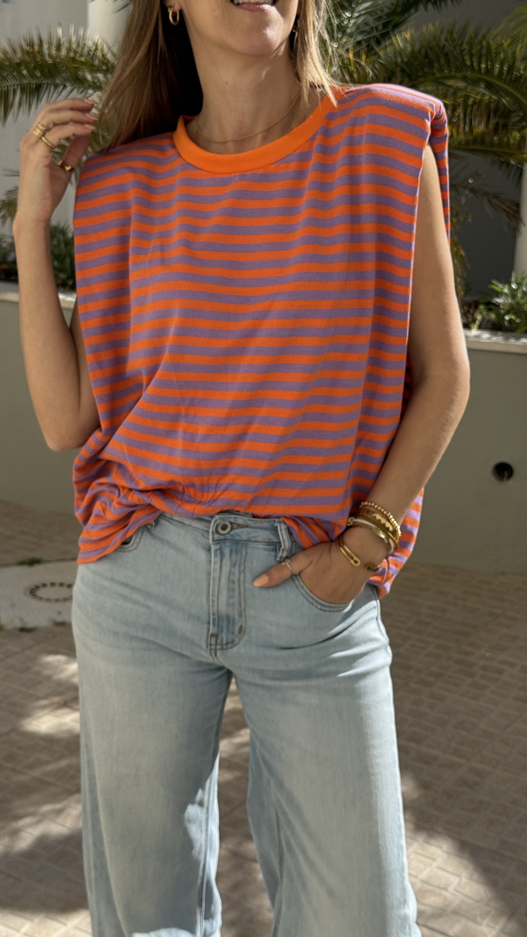 T-shirt às riscas laranja e lilás com calças de ganga claras