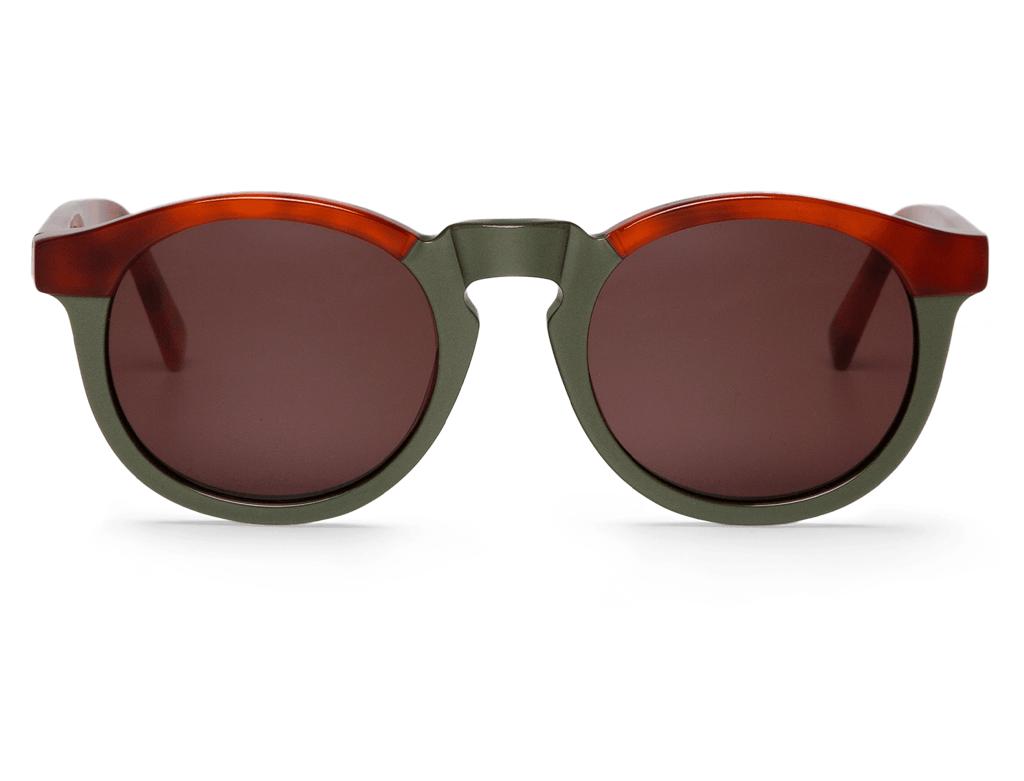 Óculos de sol com armação verde e castanho alaranjado, lentes escuras