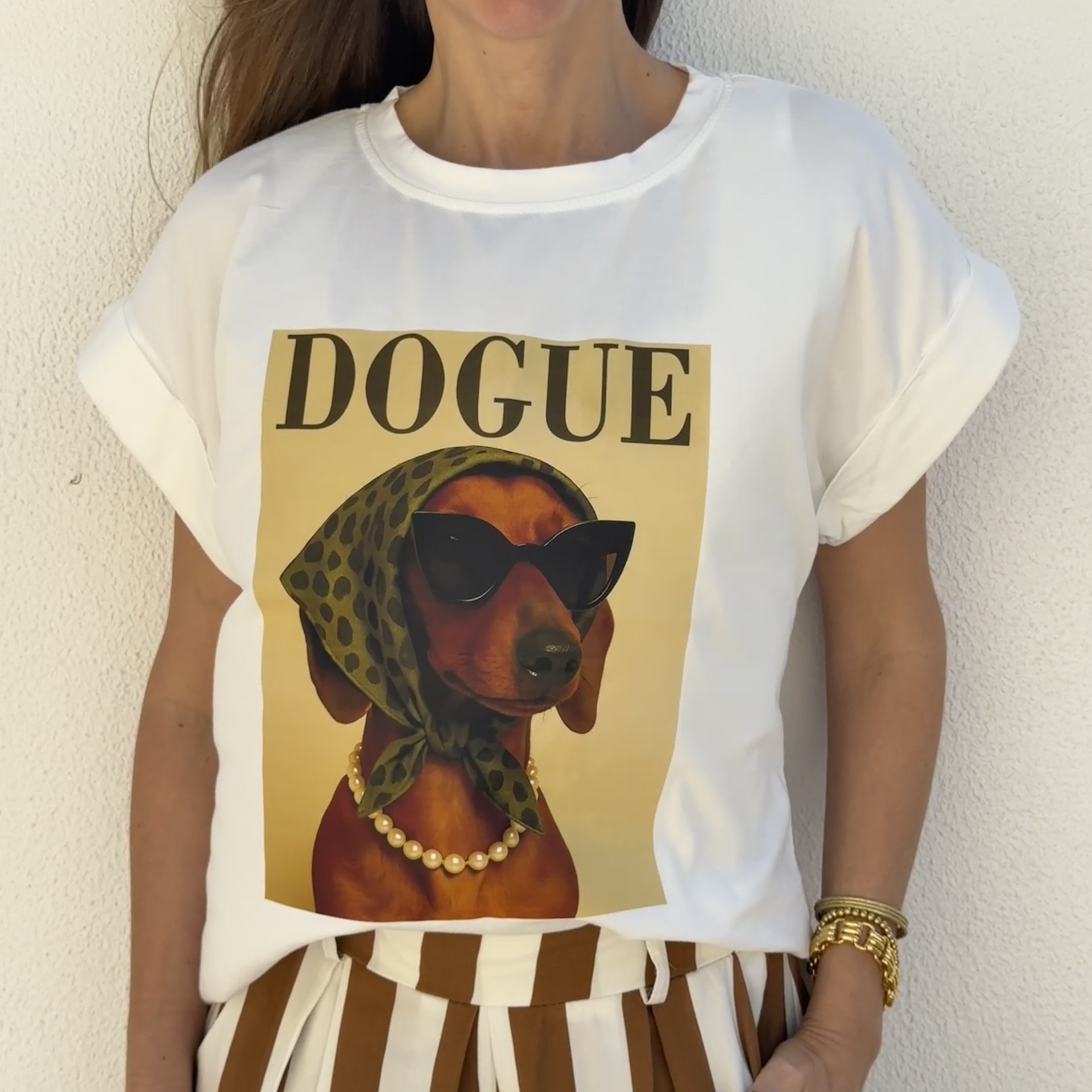 T-shirt branca com estampa de cão com lenço e óculos escuros