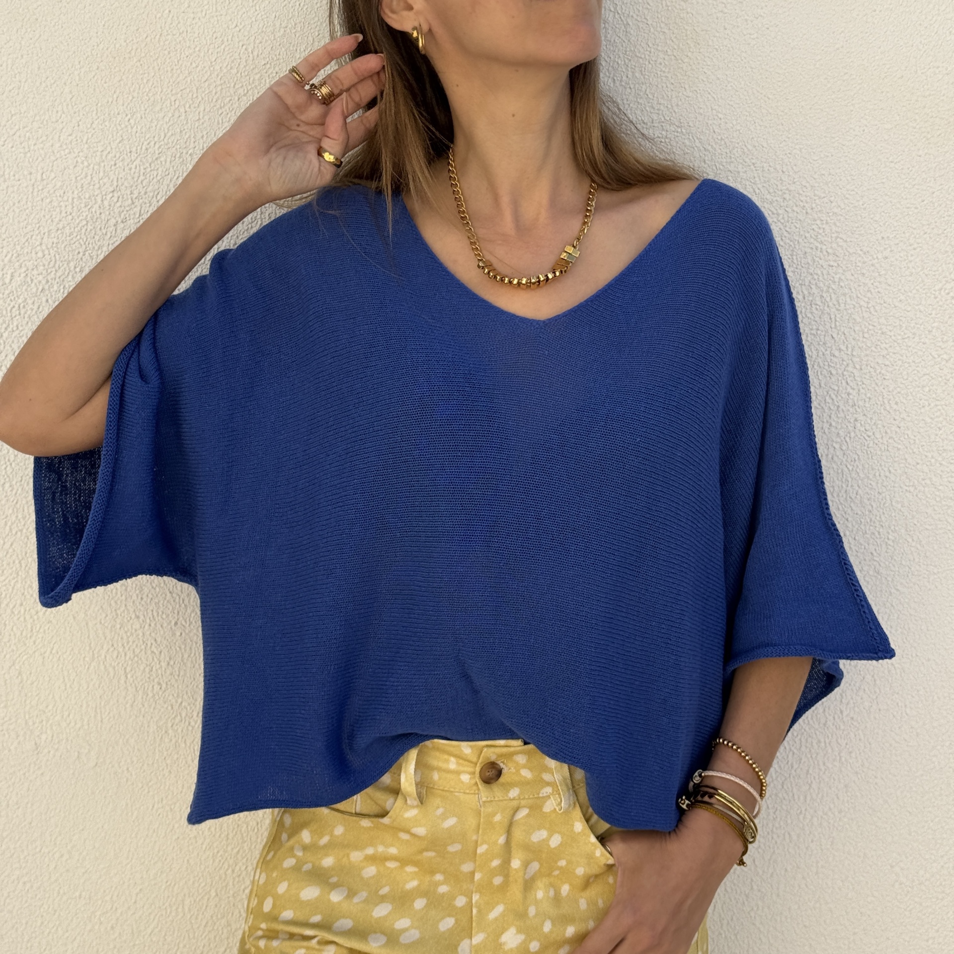 Blusa azul de malha com decote em V e mangas curtas