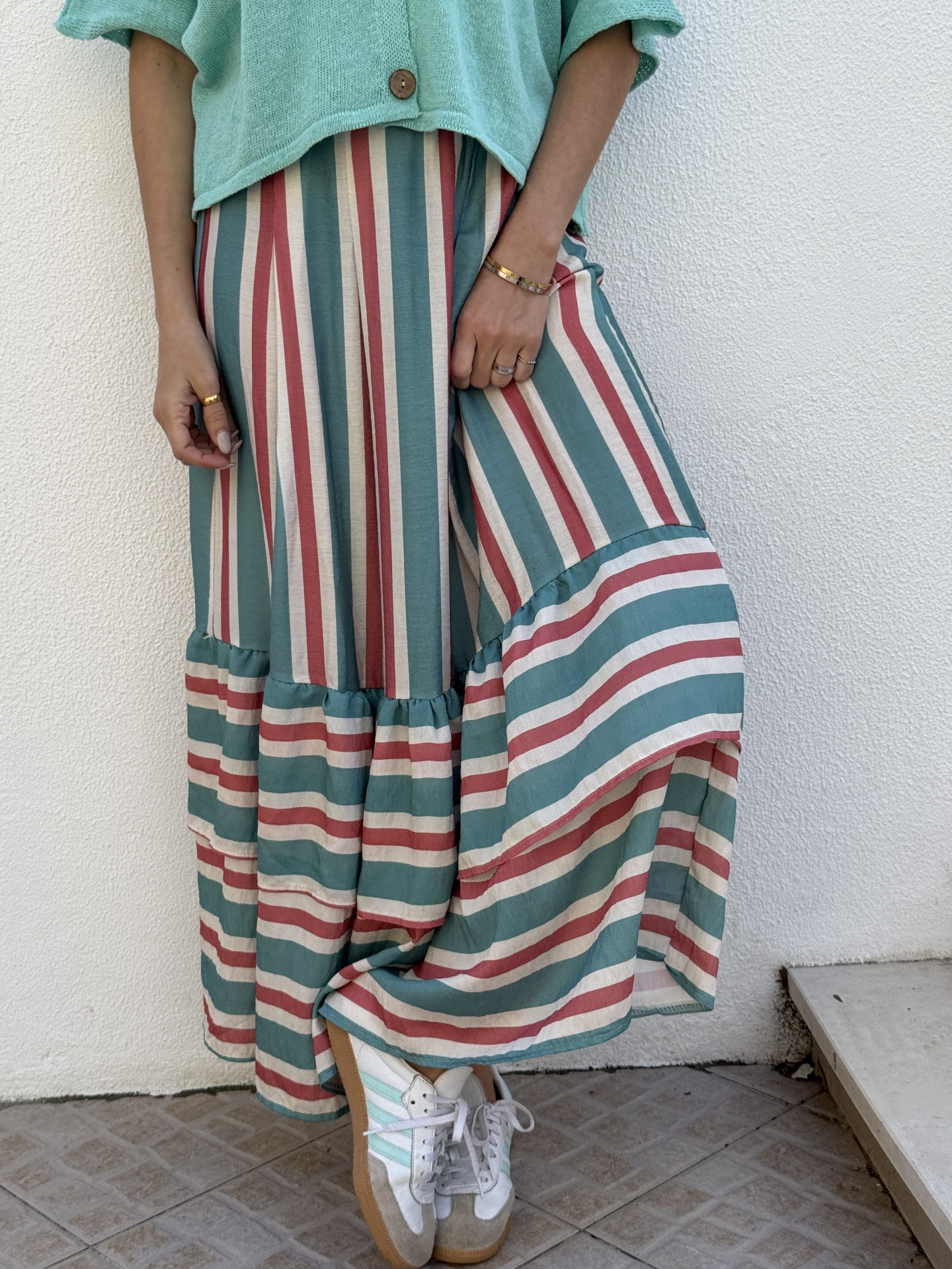 Saia comprida de riscas coloridas e camisola verde