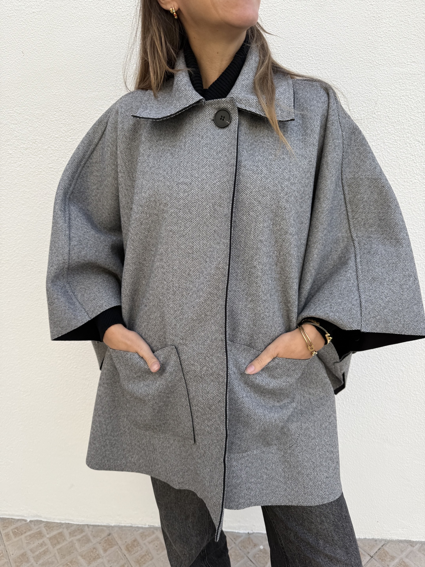 Casaco cinzento padrão espinha de peixe com gola larga e botão preto