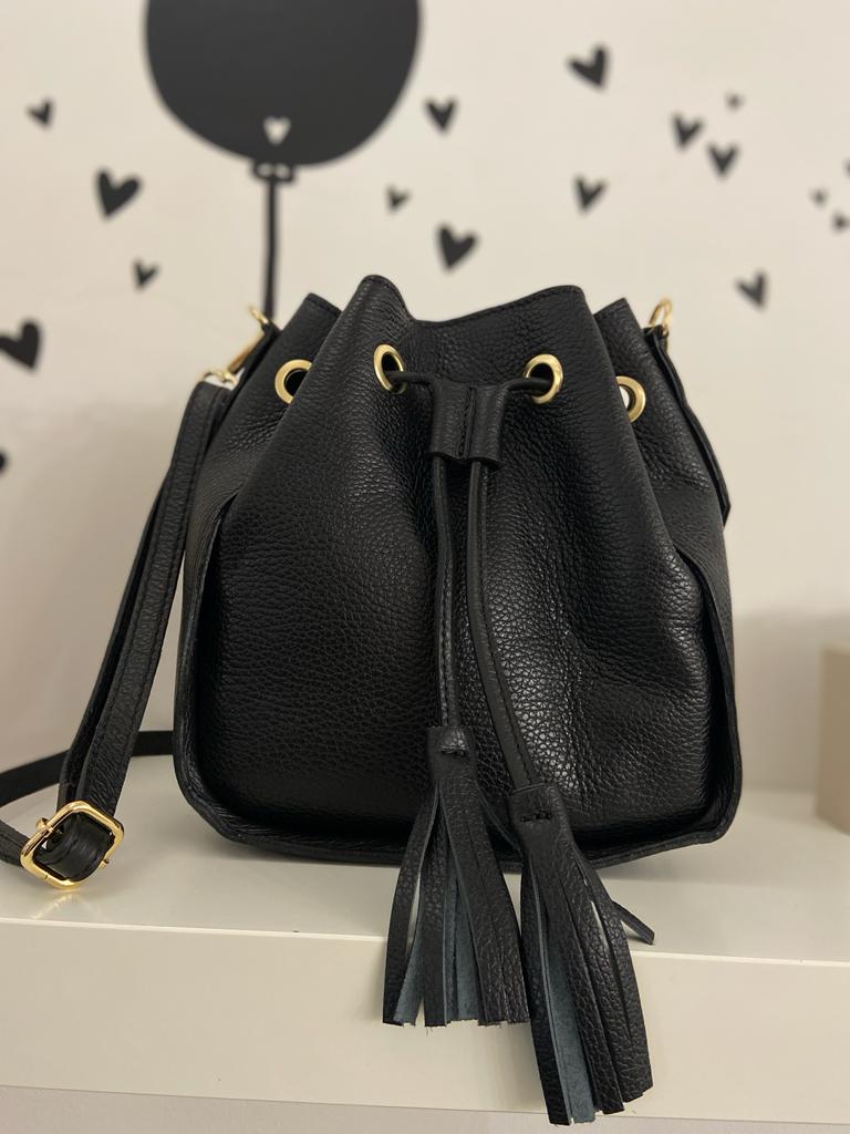 Mala preta tipo saco com tasséis e alça ajustável