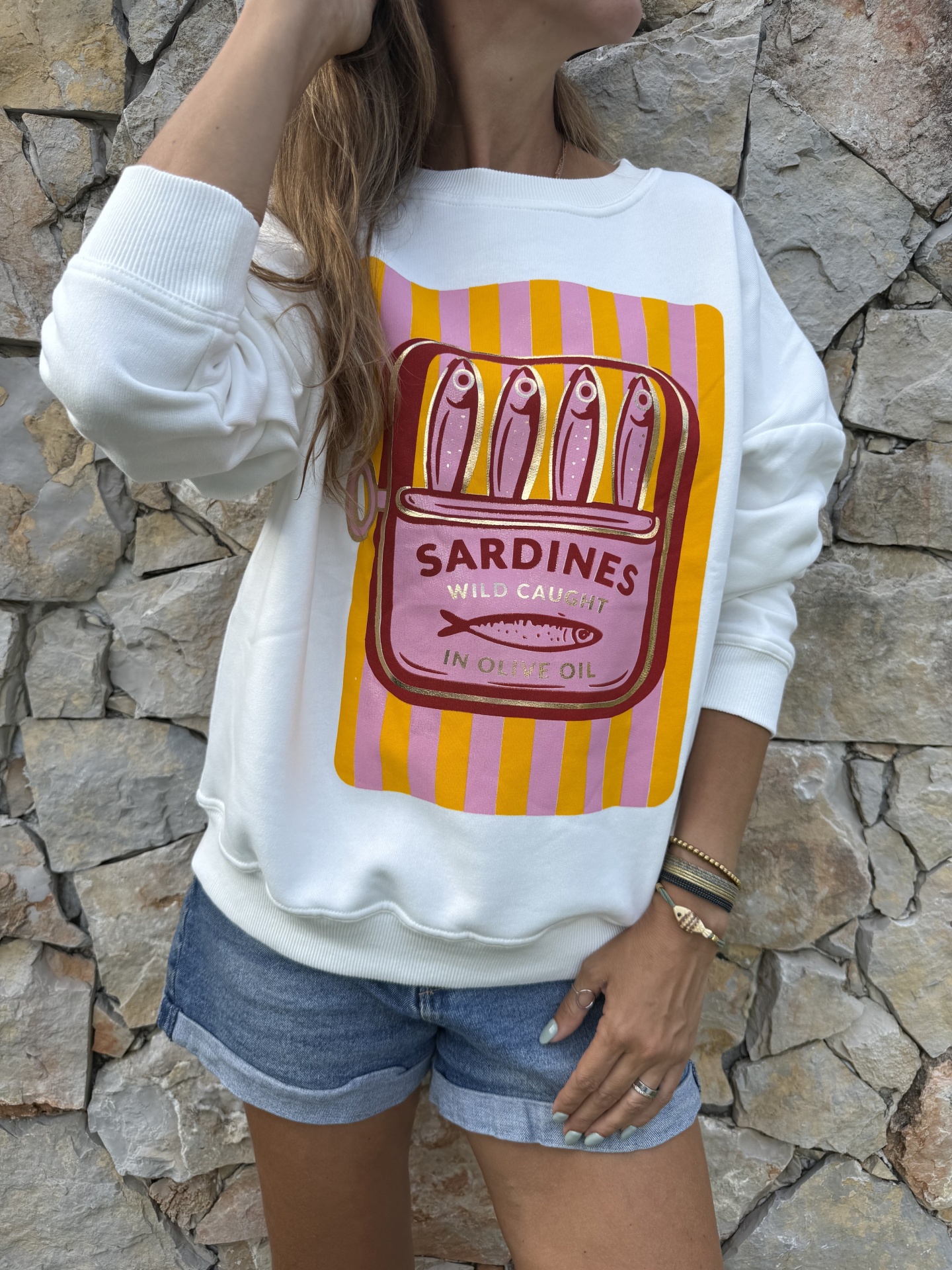 Sweatshirt branca com estampa colorida de lata de sardinhas e calções de ganga