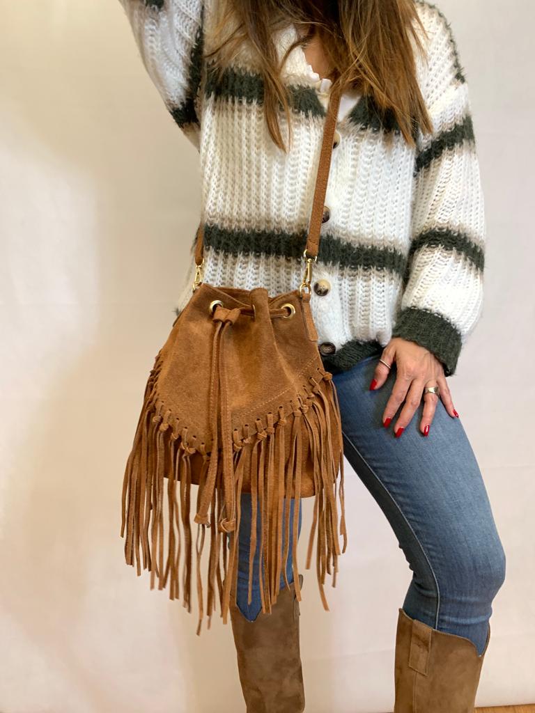 Mala em camurça castanha com franjas longas suspensa ao ombro