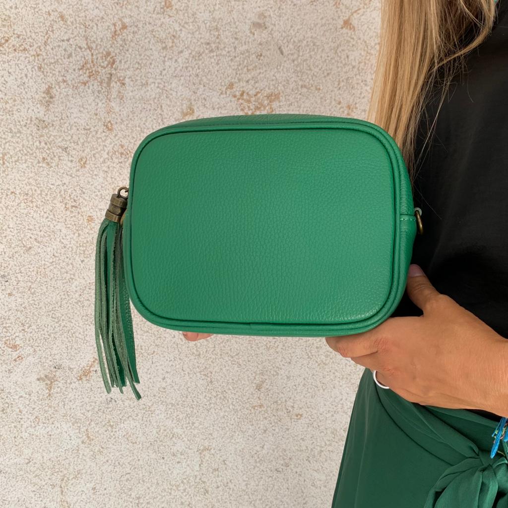 Mala pequena verde com tassel em pele granulada
