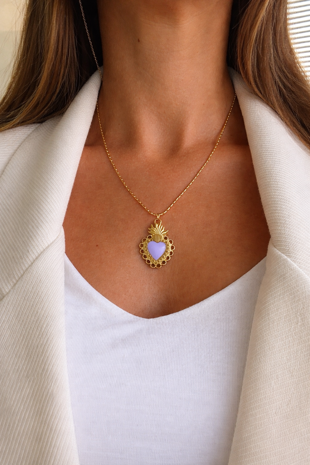 Colar dourado com pendente em forma de coração lilás