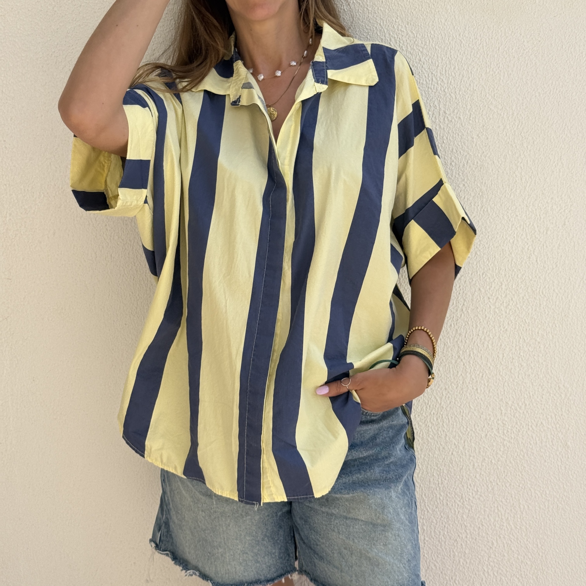 Camisa de manga curta às riscas amarelas e azuis com calções de ganga