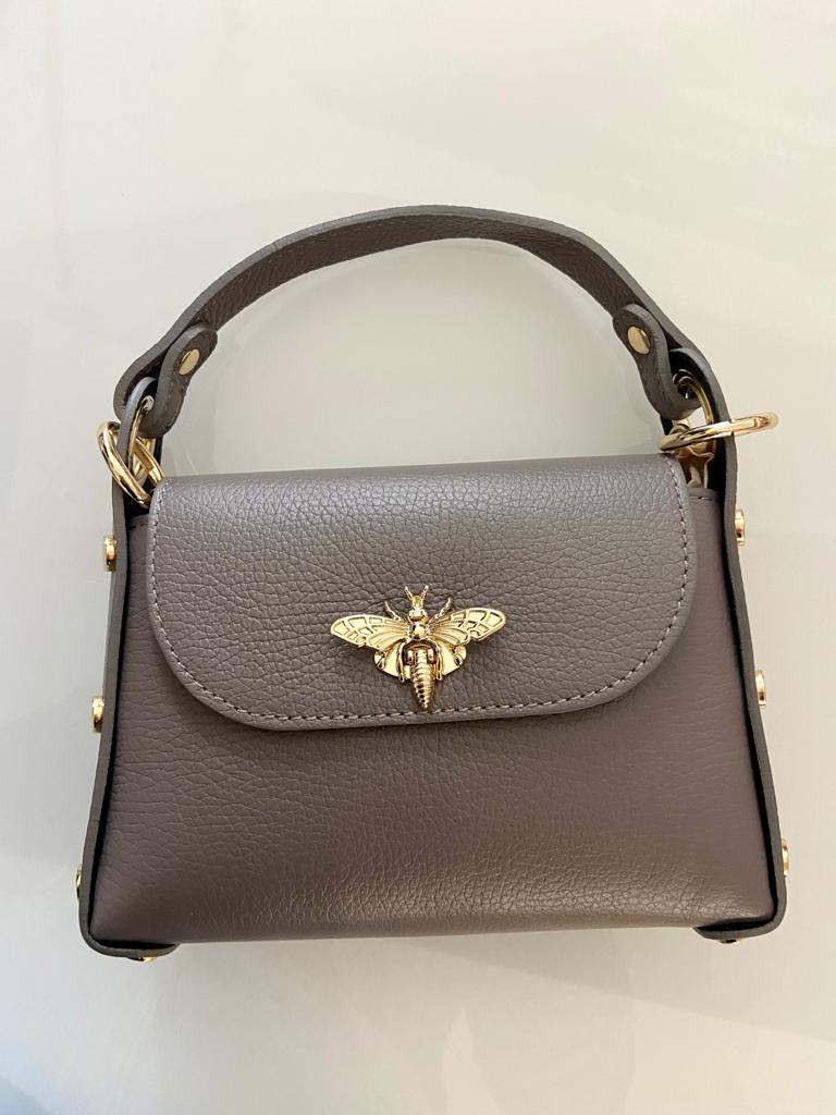 Mala pequena castanha em pele sintética com decoração dourada e alça curta