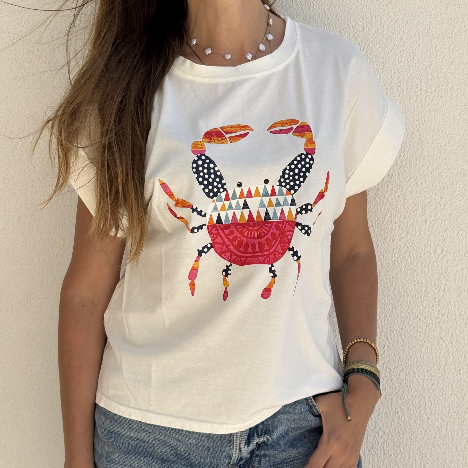 T-shirt branca com estampa de caranguejo colorido e acessórios