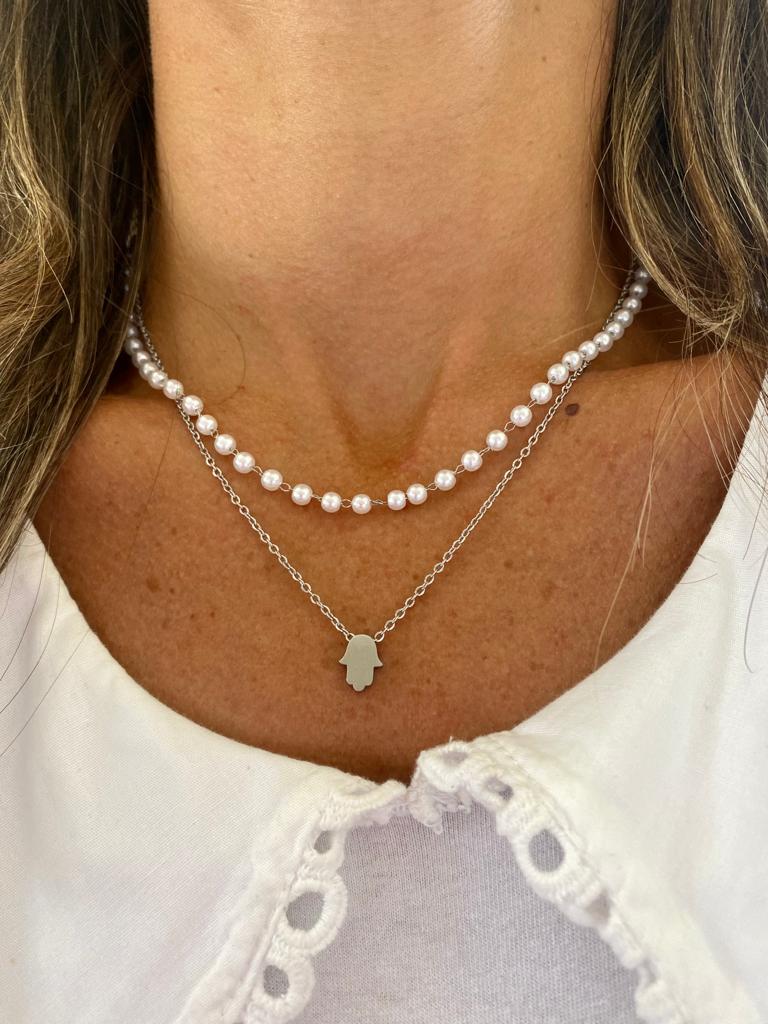 Colares de pérolas e corrente prateada com pendente em forma de mão