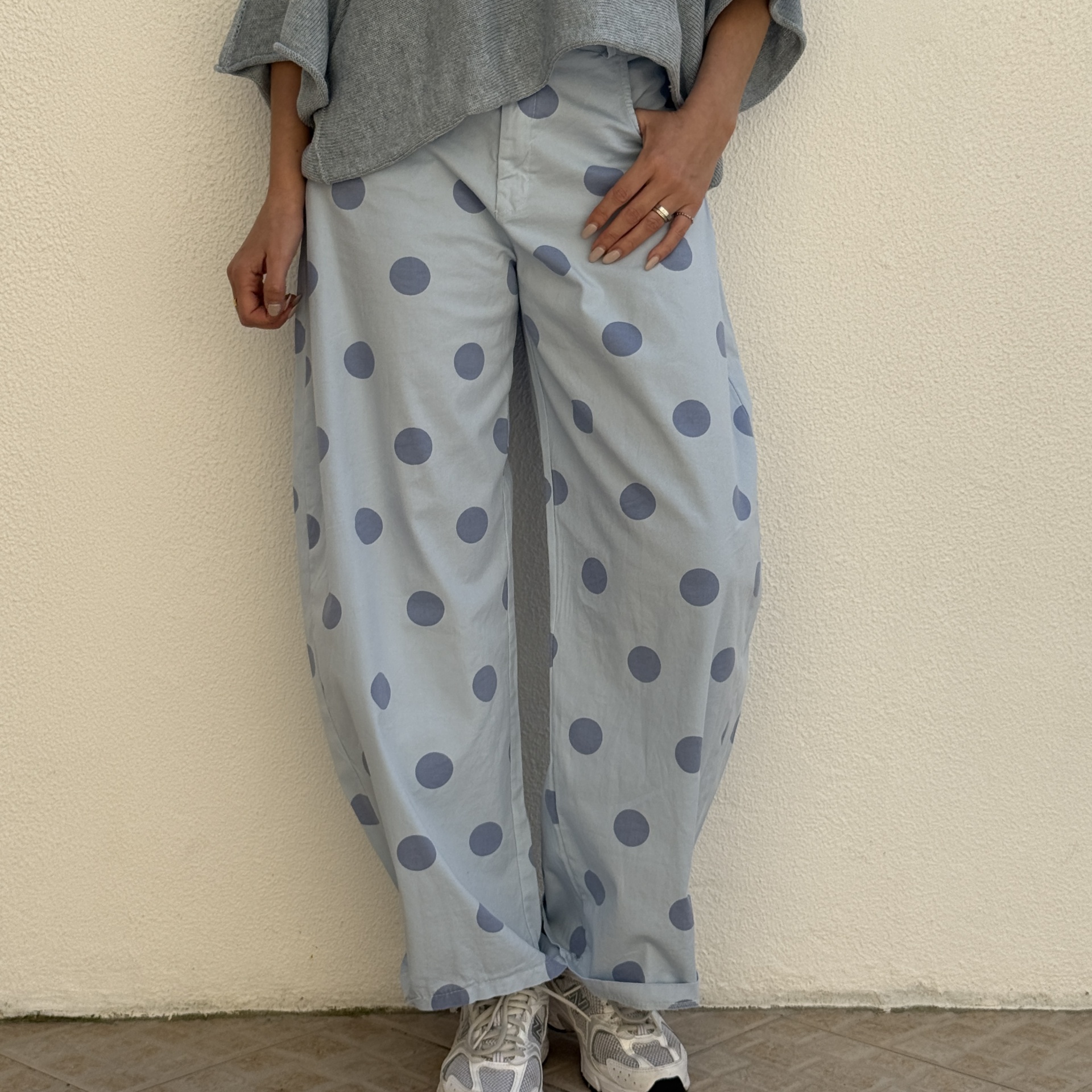 Calças largas azul claro com bolinhas azuis escuras.