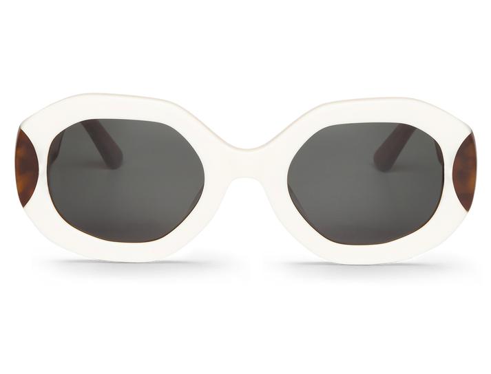 Óculos de sol brancos com lentes escuras ovais e detalhes castanhos