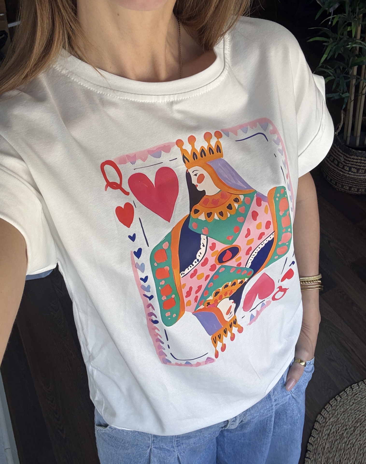T-shirt branca com estampa colorida da Rainha de Copas num baralho