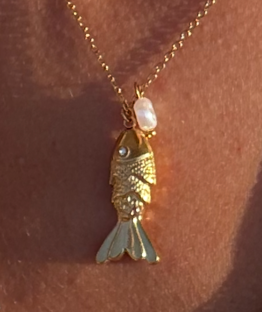 Colar dourado com pendente em forma de peixe e pérola branca