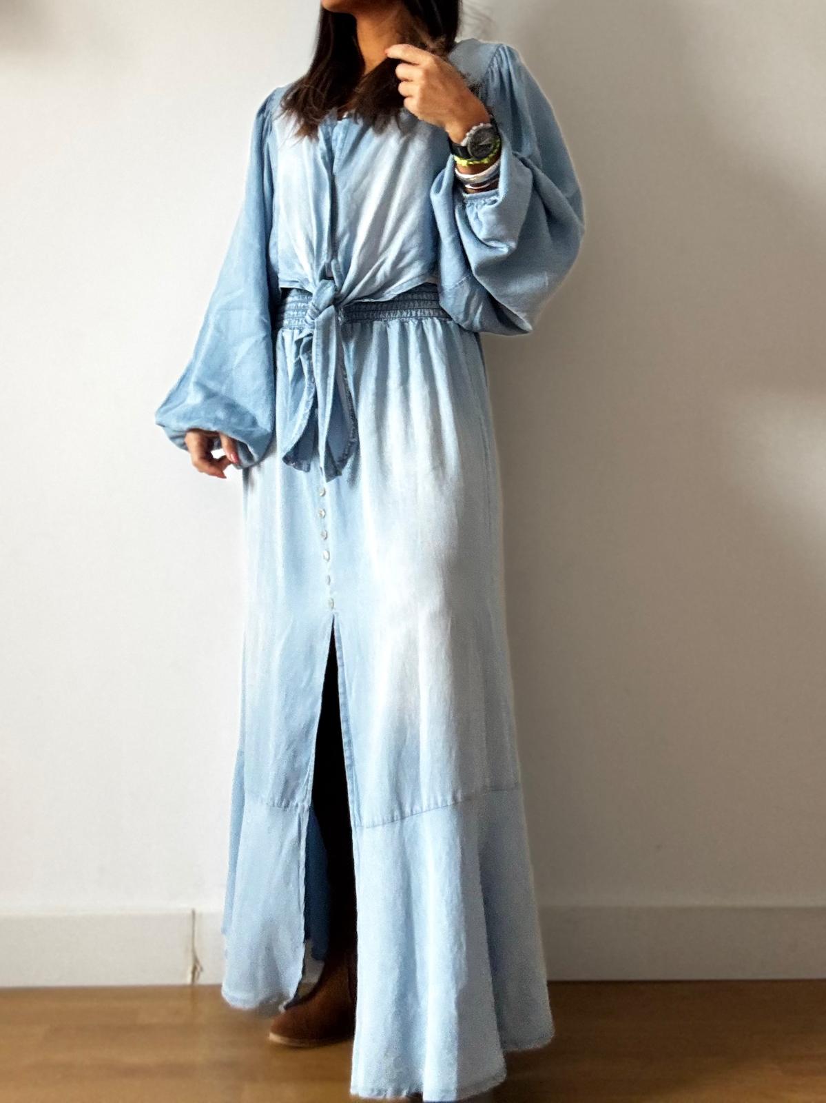 Vestido comprido azul claro com mangas largas e cinto estreito