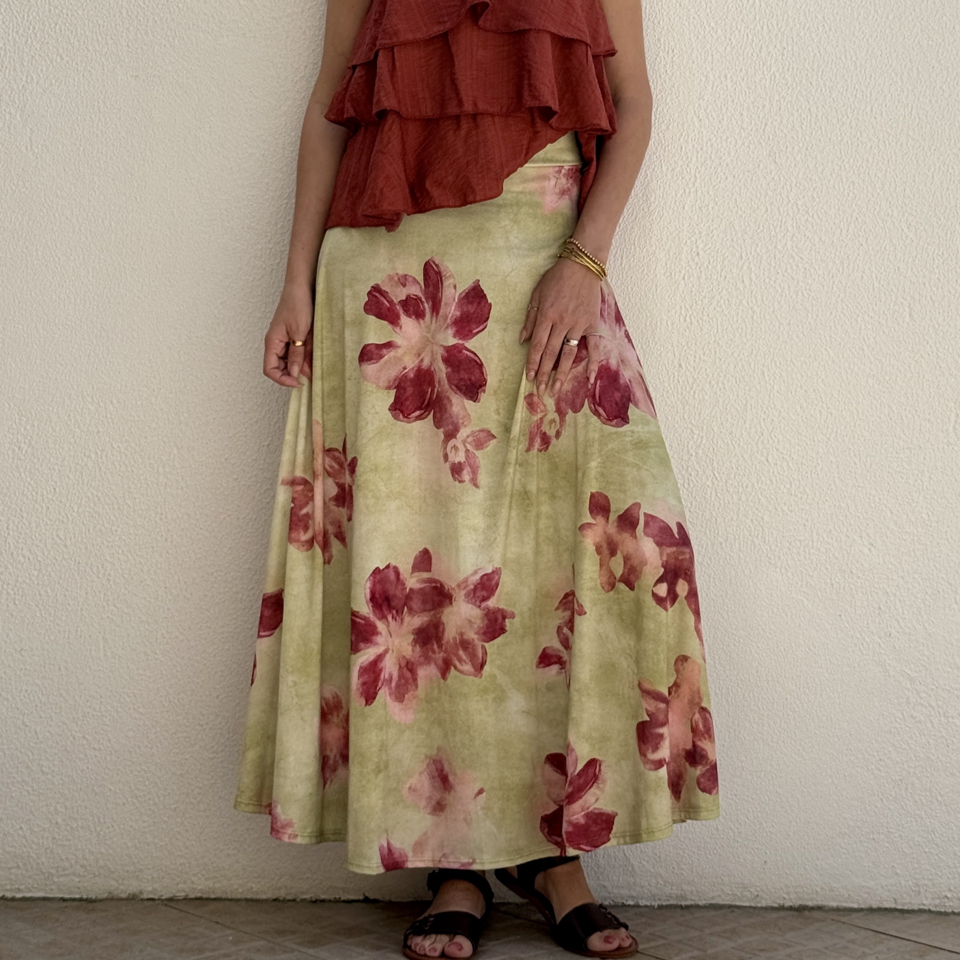 Saia comprida floral verde claro com blusa vermelha e sandálias pretas