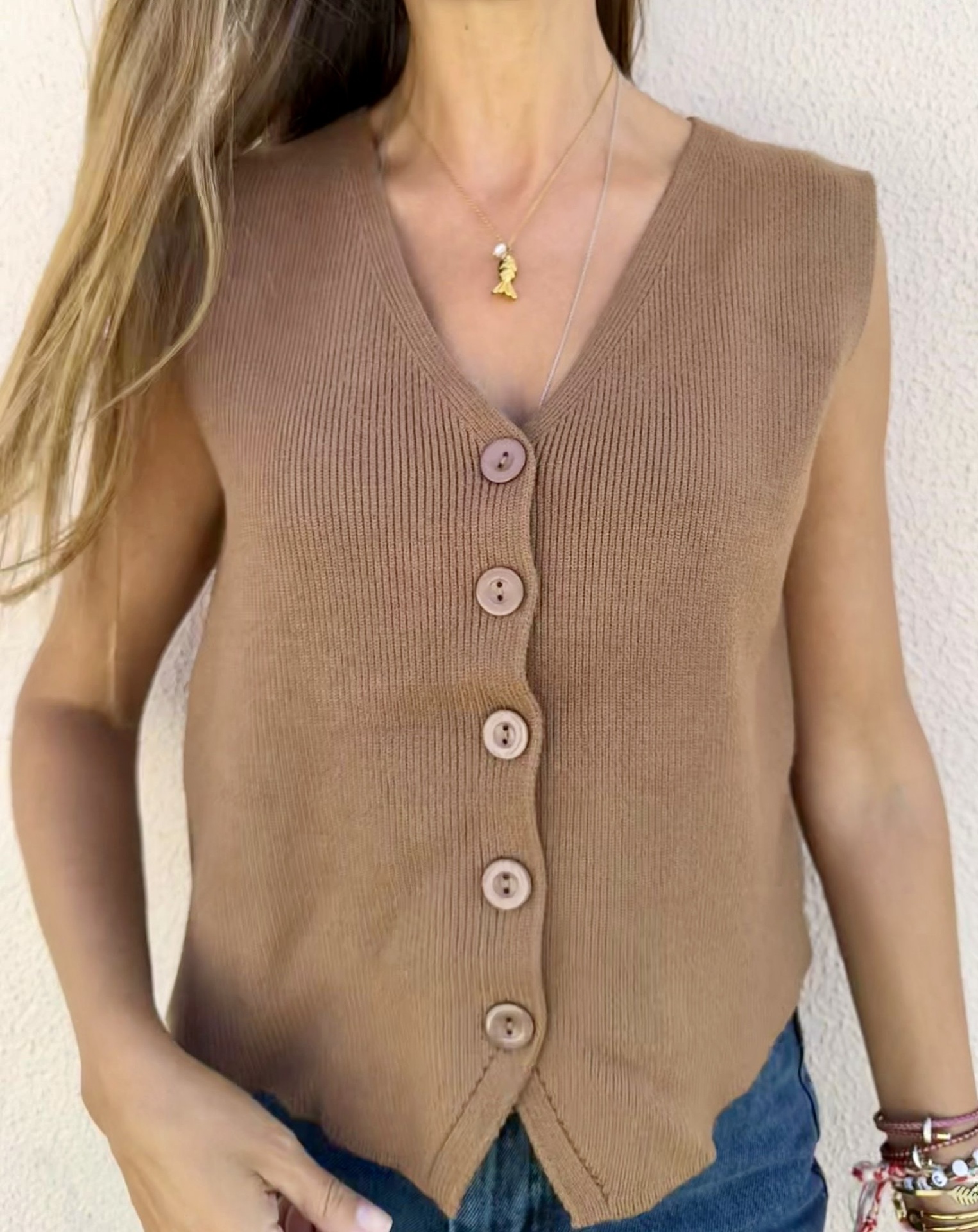 Camisola de malha castanha com botões e decote em V