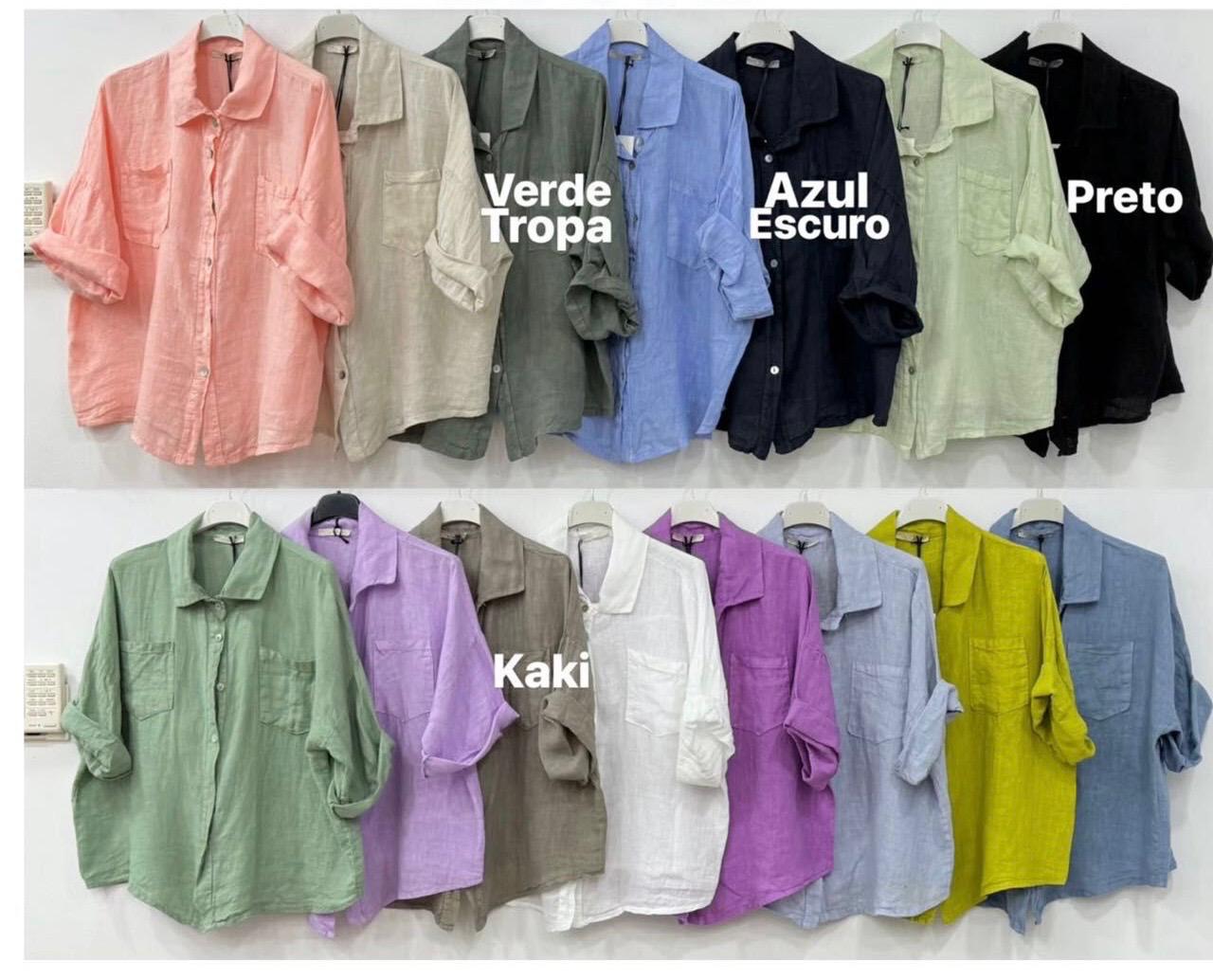 Doze camisas coloridas de manga comprida penduradas em cabides