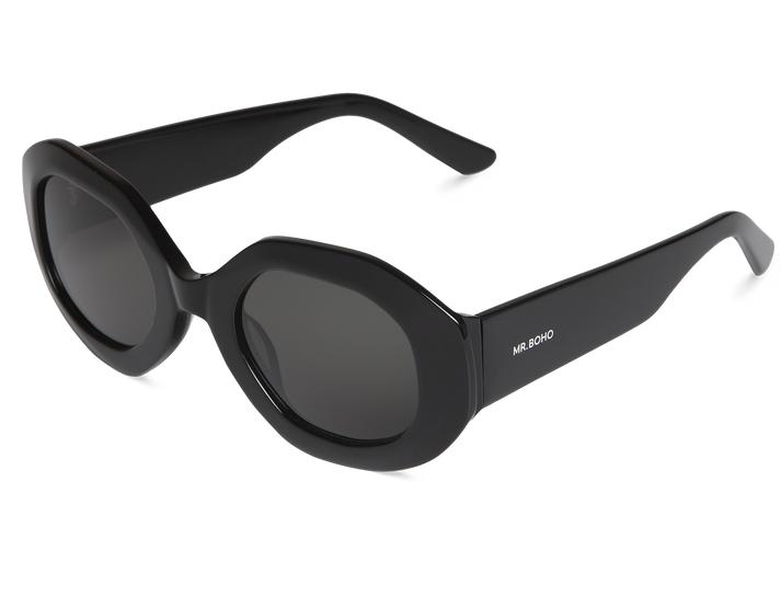 Óculos de sol pretos com lentes escuras e texto MR BOHO na haste