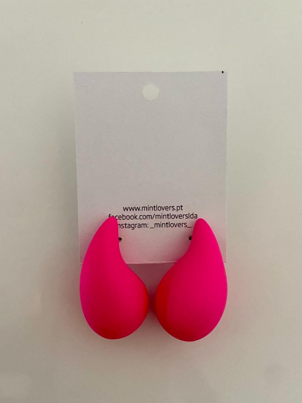 Brincos rosa em forma de gotas num cartão branco com texto impresso