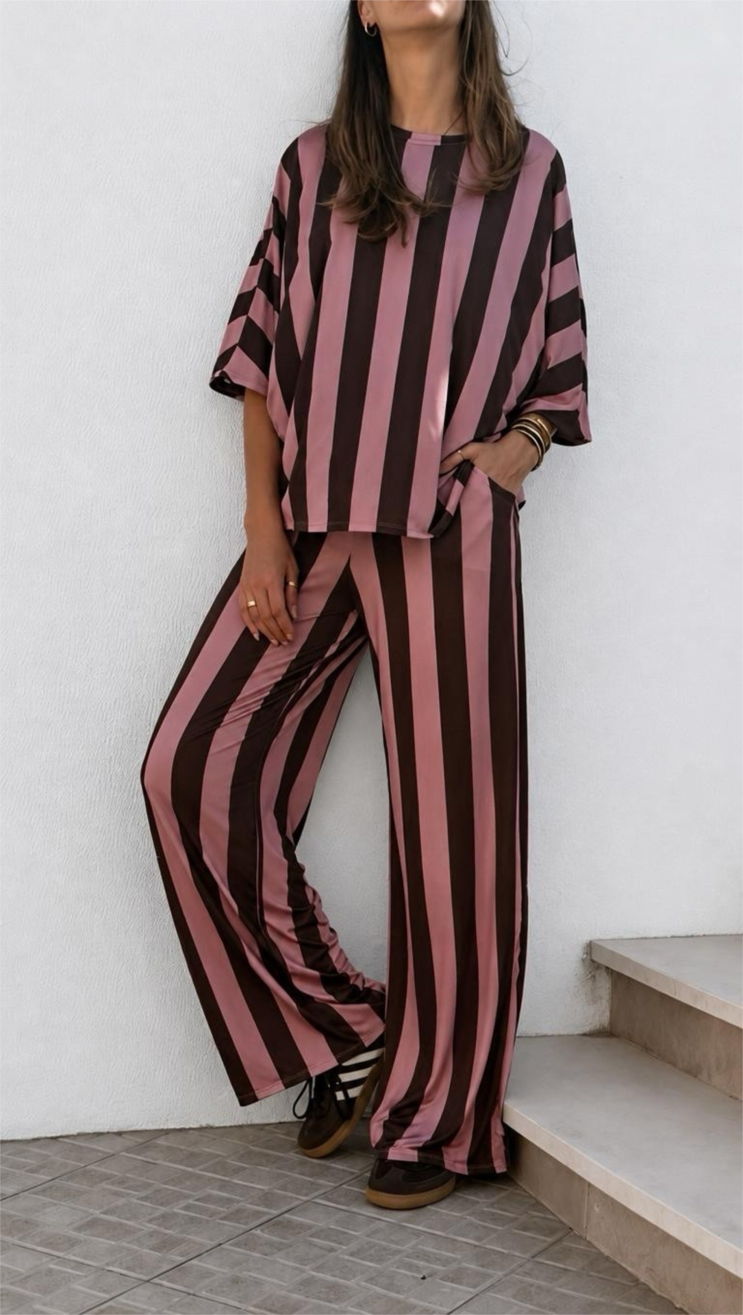 Conjunto feminino riscas largas rosa e castanho com calças largas e camisola de manga curta.