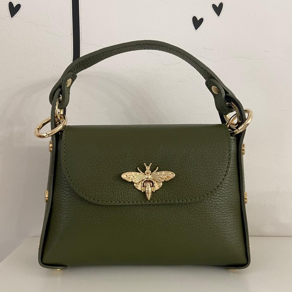 Mala de mão verde escura com detalhe dourado em forma de abelha