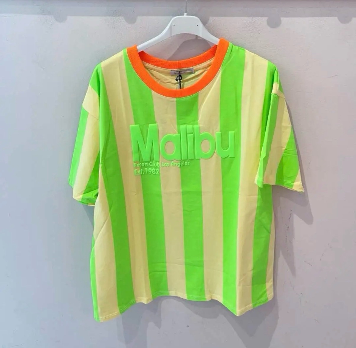 T-shirt às riscas amarelas e verdes com gola laranja e texto em relevo