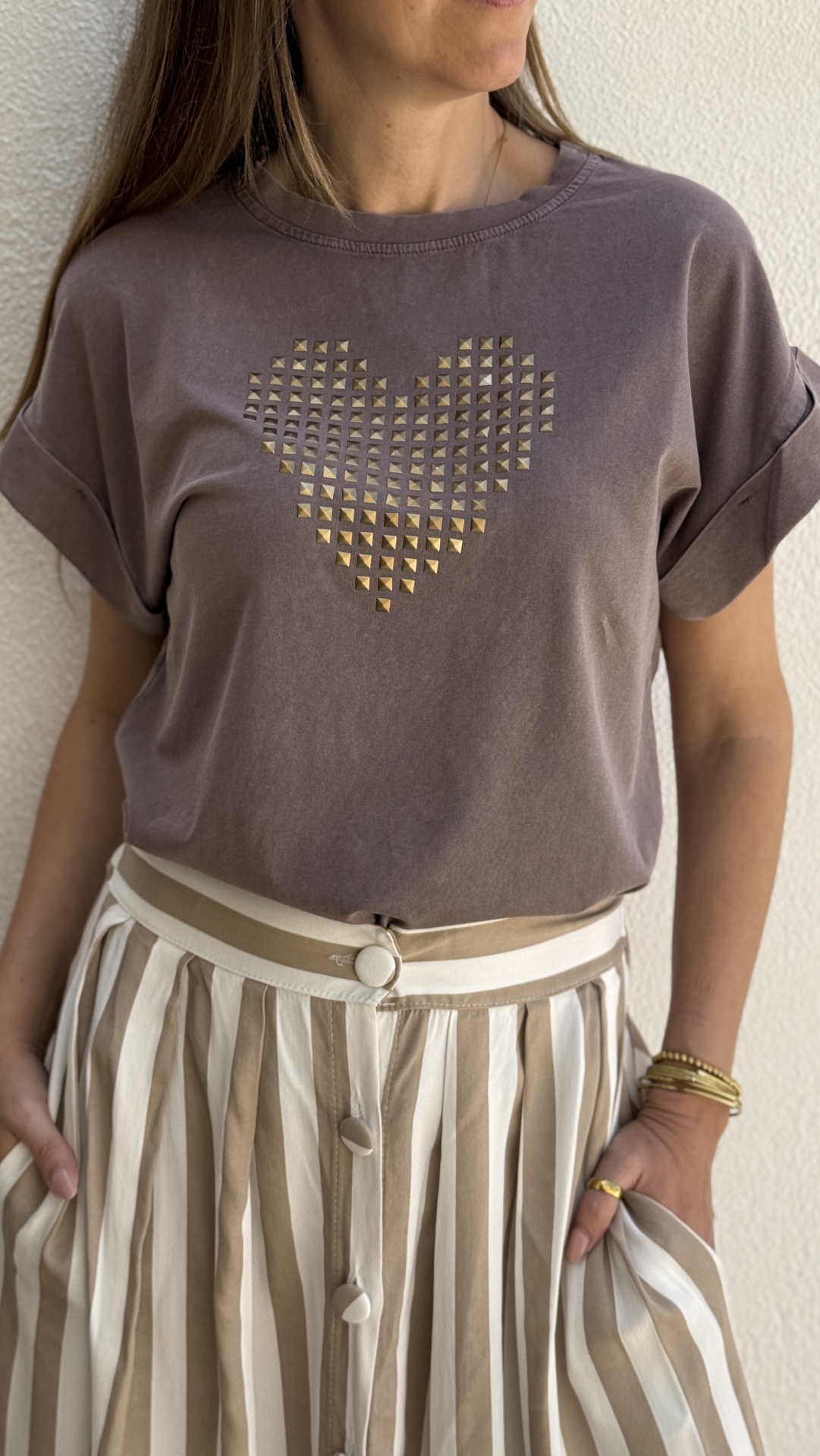 T-shirt castanha com coração em tachas douradas e saia às riscas bege e branca