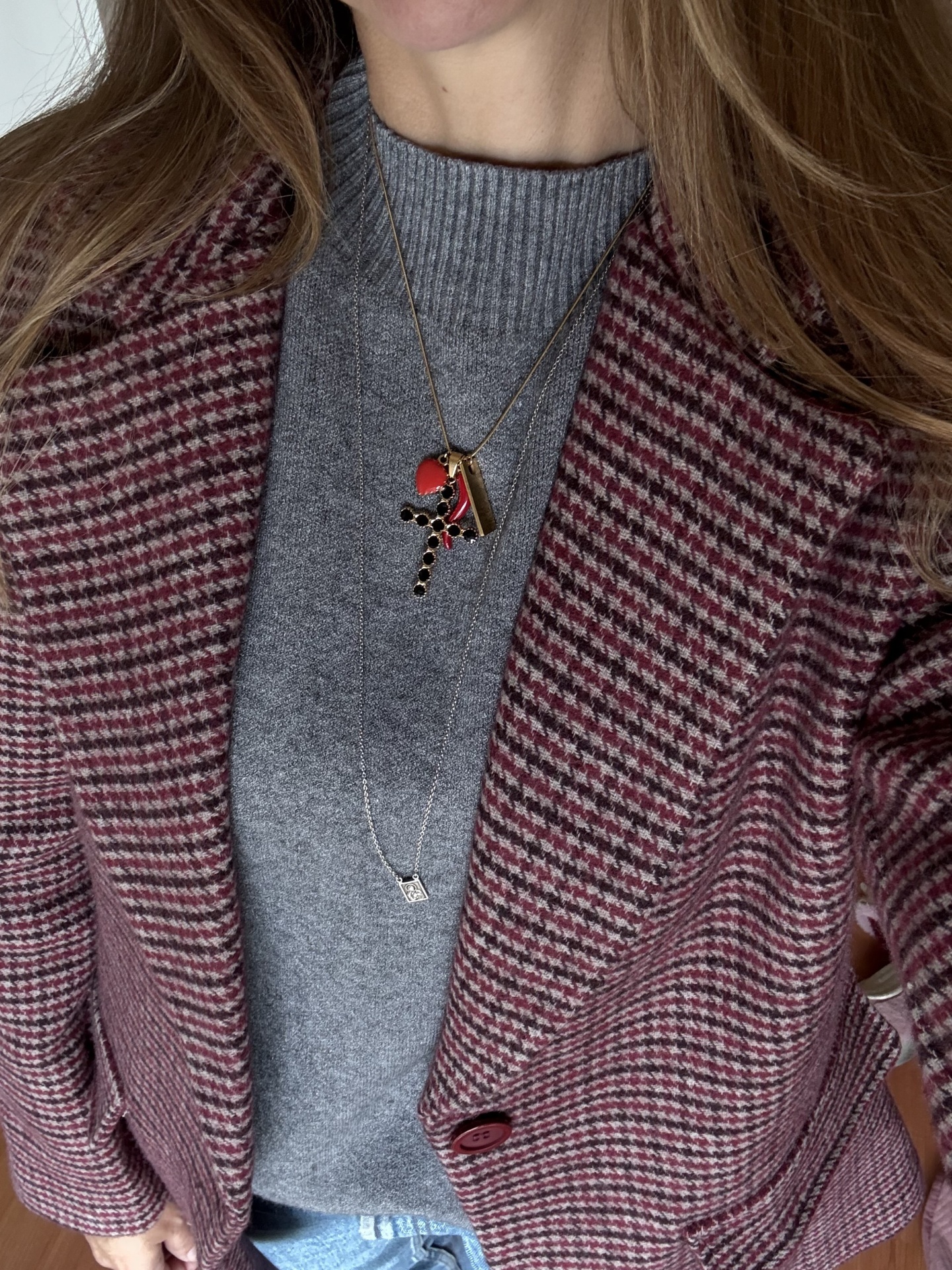 Casaco pied-de-poule vermelho com camisola cinzenta e colares
