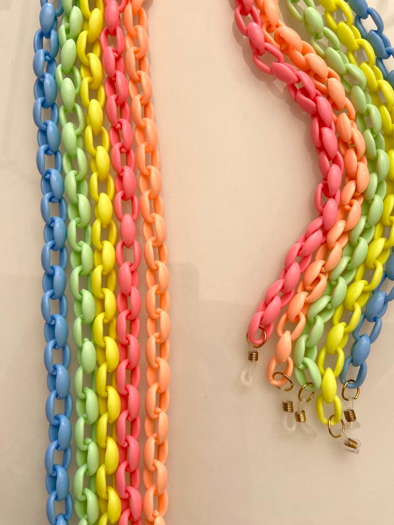 Correntes de plástico coloridas com acabamentos metálicos