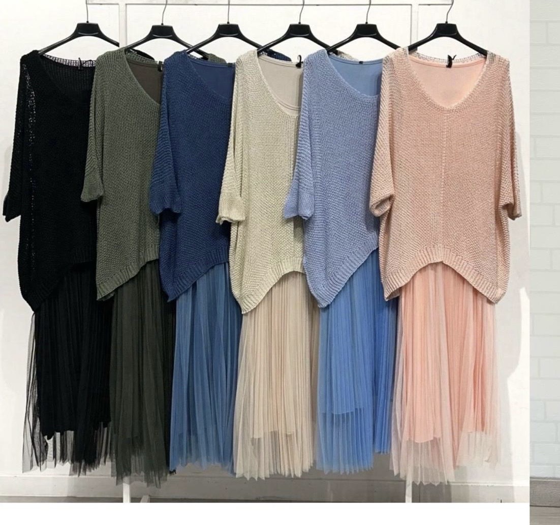 Cinco conjuntos femininos coloridos com blusas de malha e saias de tule pendurados