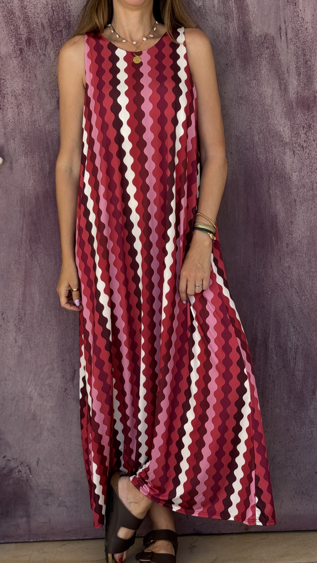 Vestido maxi com padrão de ondas verticais em tons vermelhos e rosa