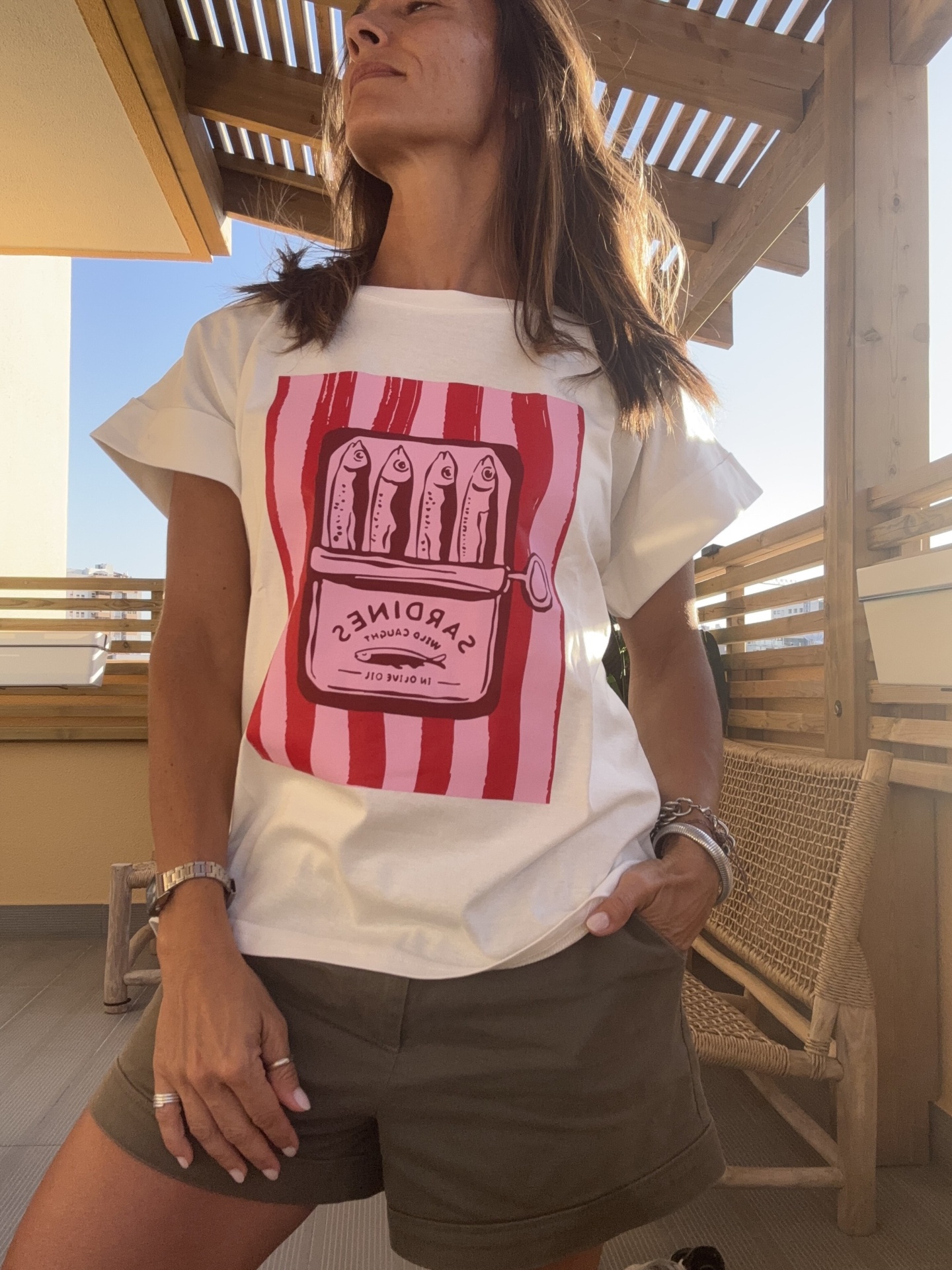 T-shirt branca com estampa de lata de sardinhas cor-de-rosa e vermelho