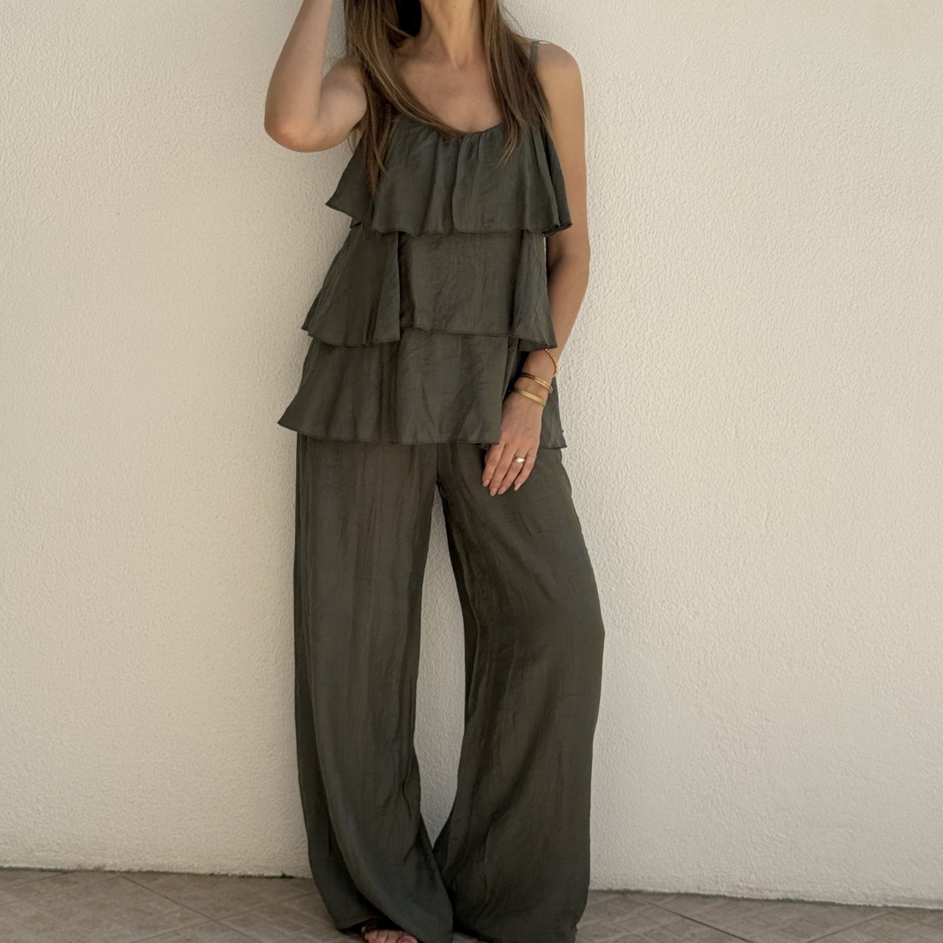 Conjunto verde-oliva de blusa de alças finas e calças largas