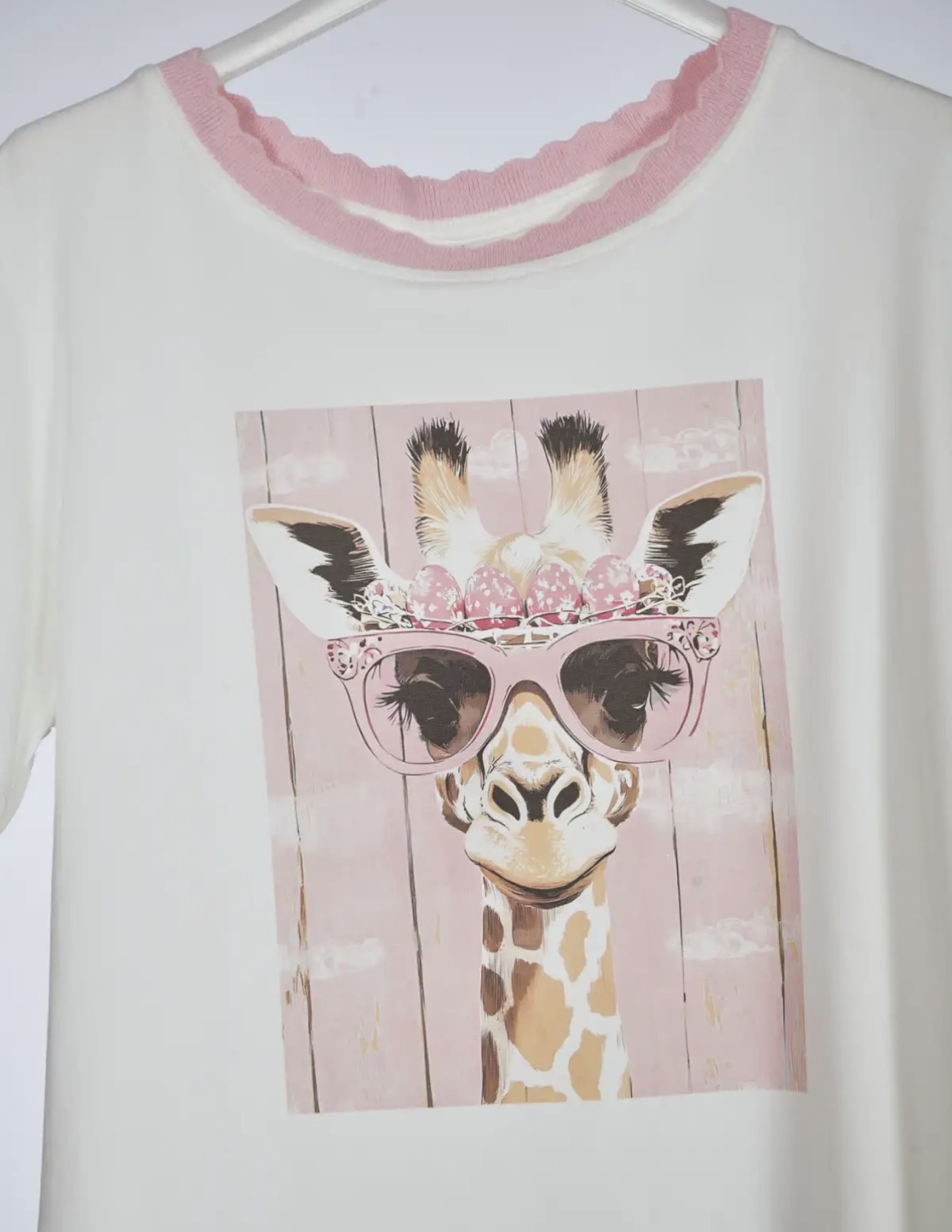 Camisola branca com estampa de girafa e gola rosa