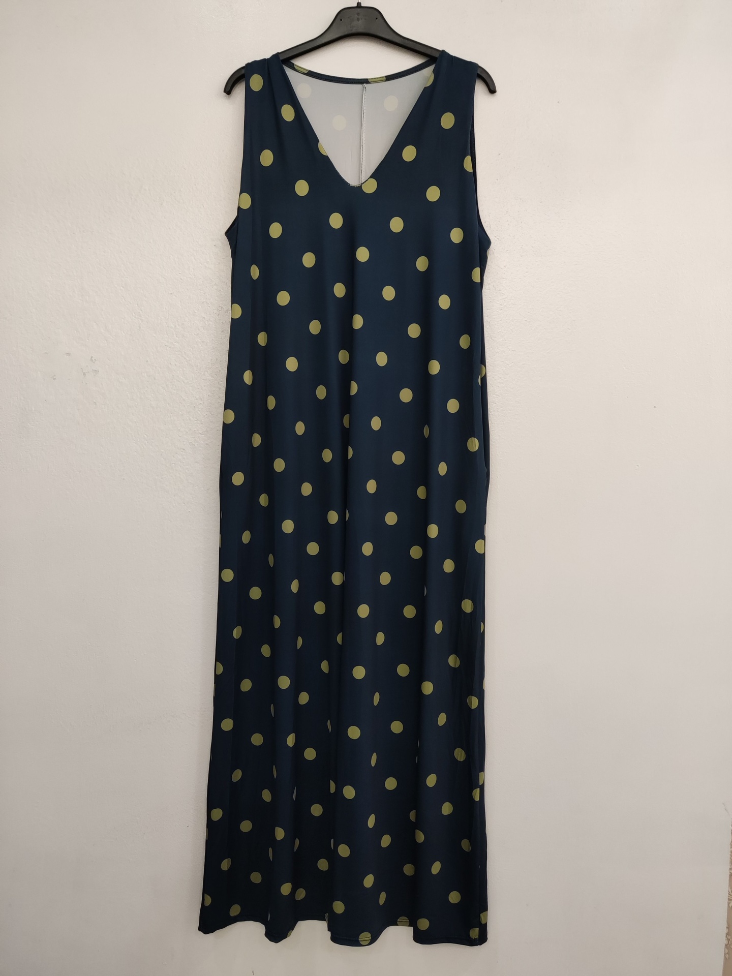 Vestido comprido azul escuro com bolinhas amarelas em cabide preto
