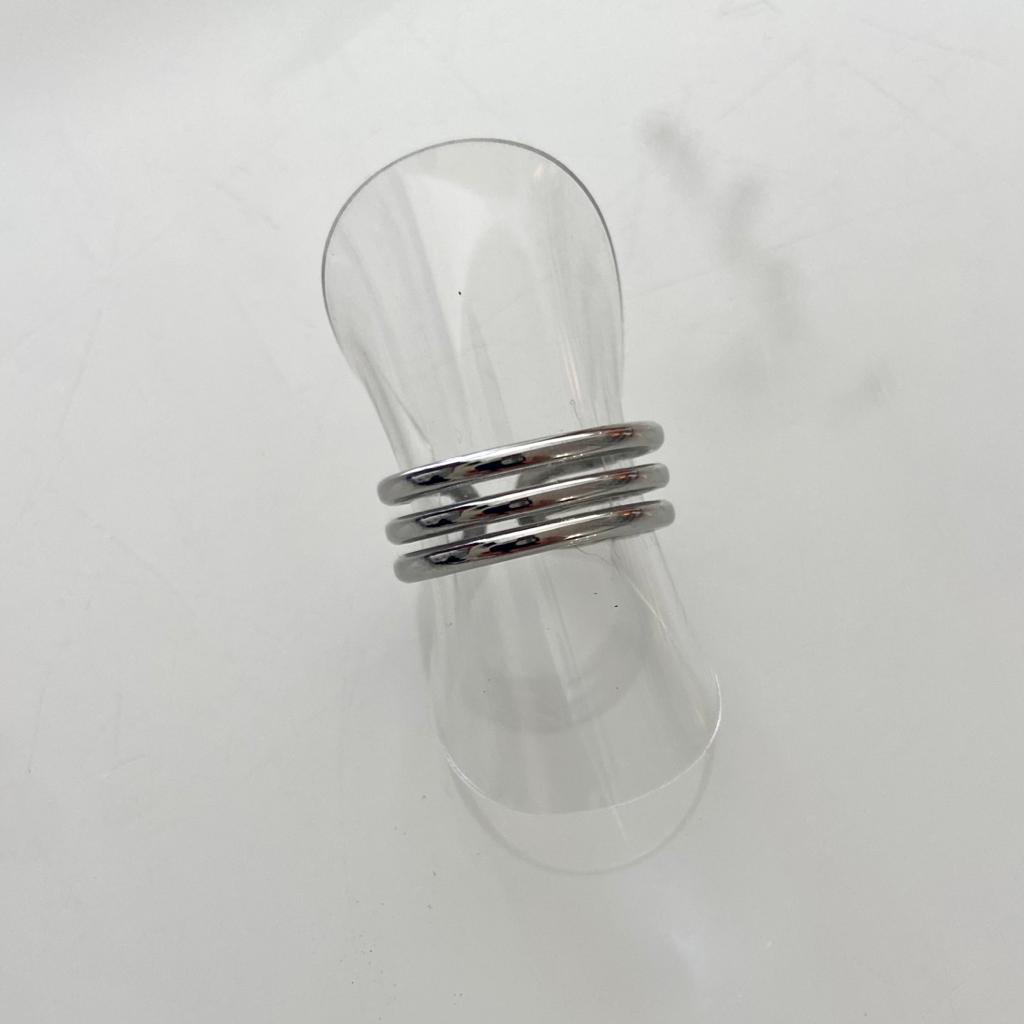 Anel metálico prateado composto por três argolas lisas