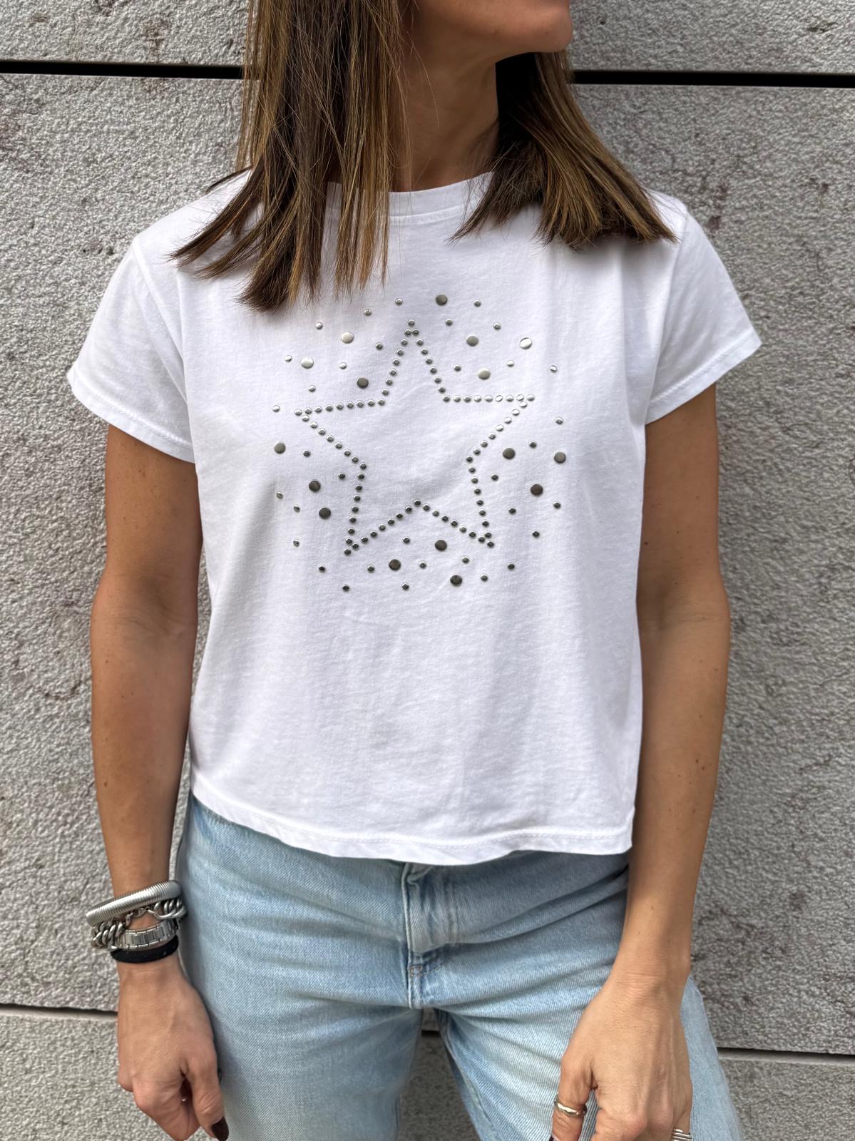 Camiseta branca de manga curta com estampa de estrela metálica usada com calças de ganga