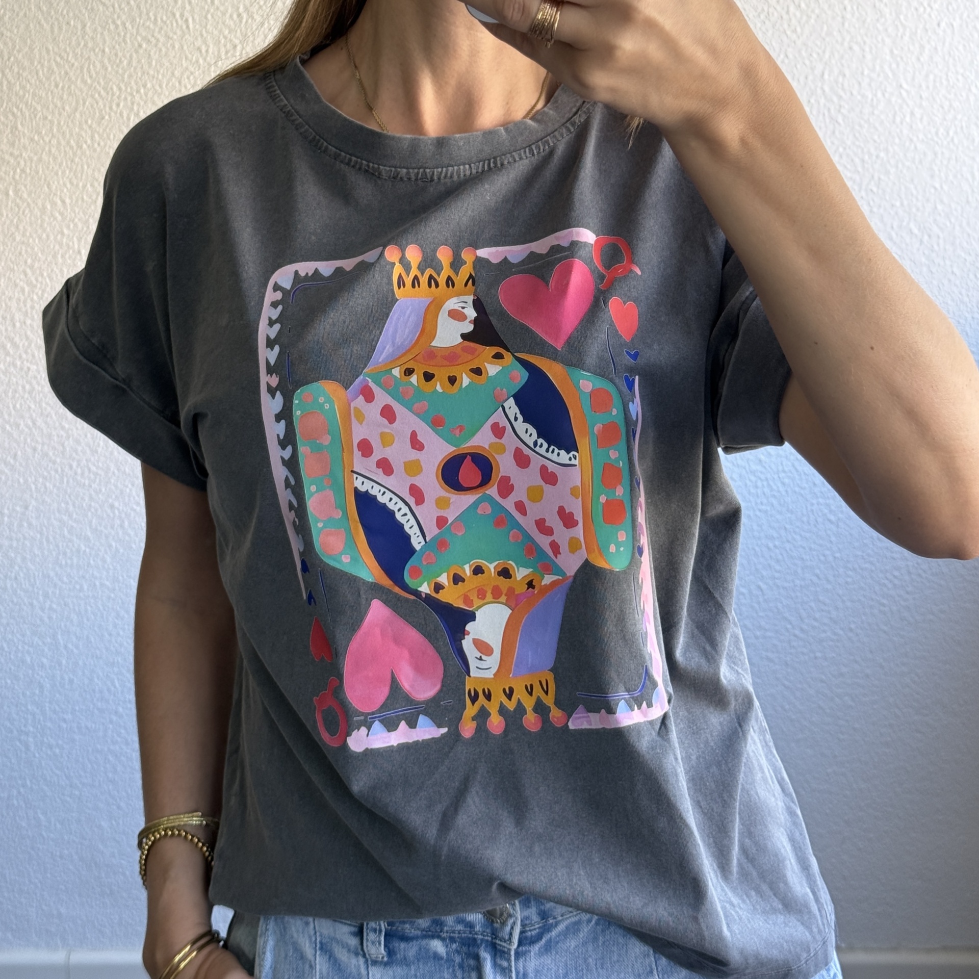 T-shirt cinza escuro com estampado colorido de rainha de copas
