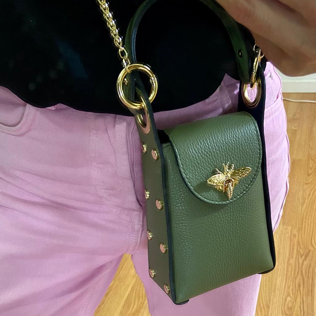 Bolsa pequena verde com alça dourada e abelha dourada na frente