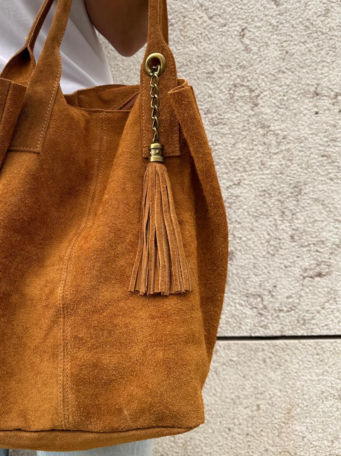 Mala de ombro castanha em camurça com tassel