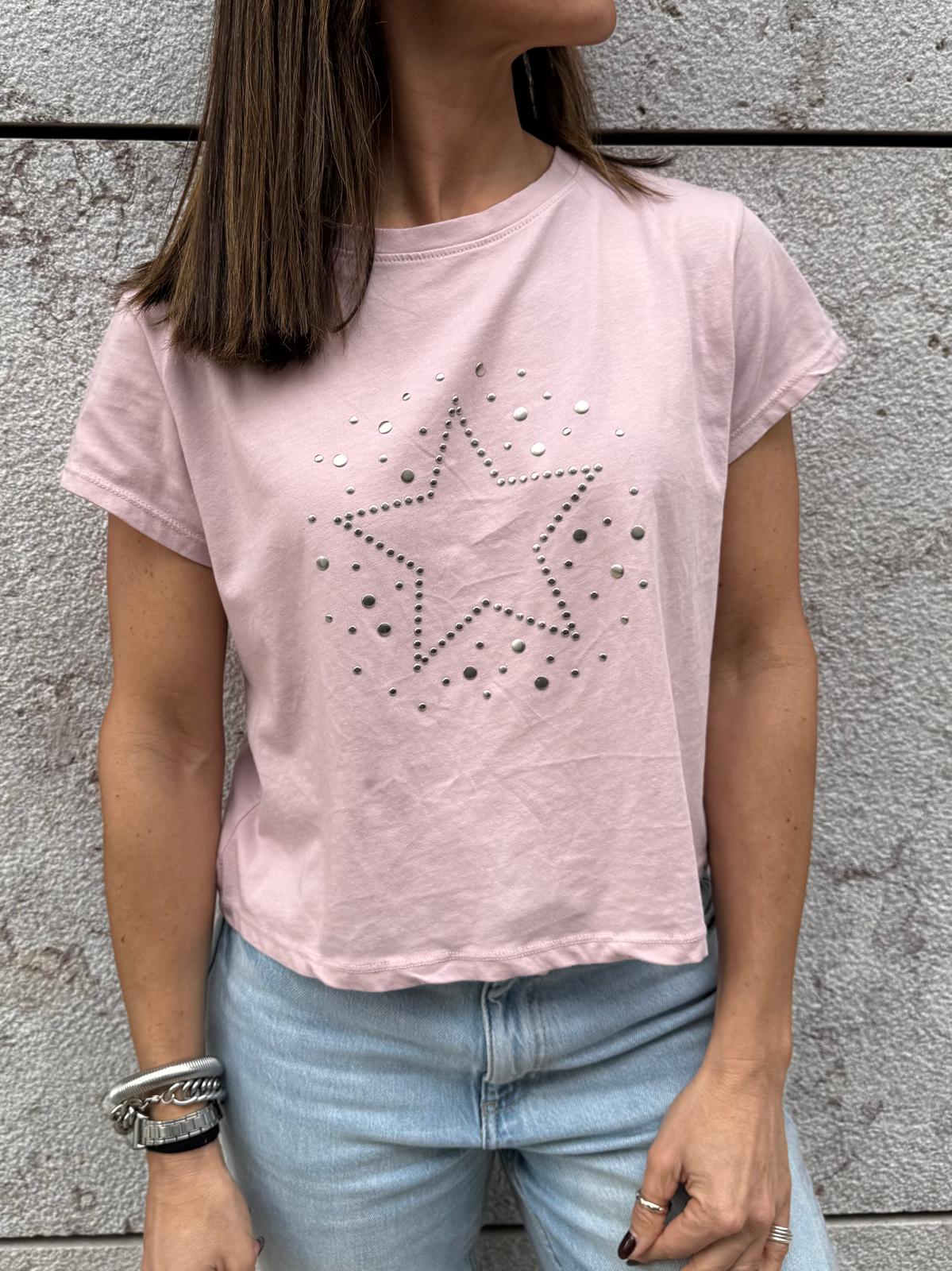 T-shirt rosa claro com estrela prateada e calças de ganga claras