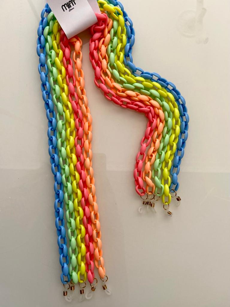 Elos coloridos em plástico com ganchos metálicos e etiqueta MATT