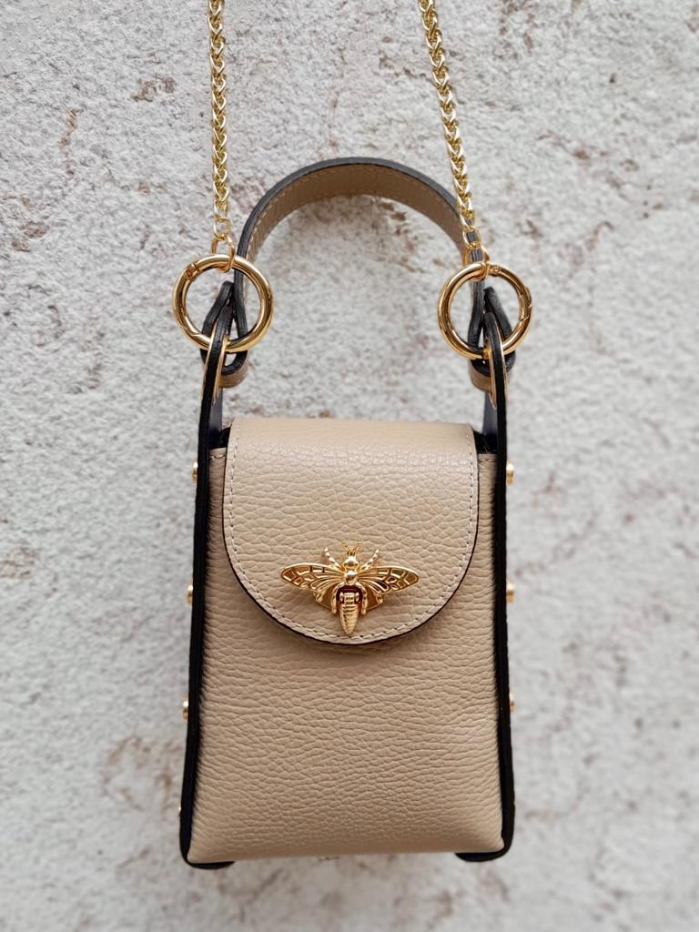 Mala pequena bege com fecho de abelha dourada e corrente dourada