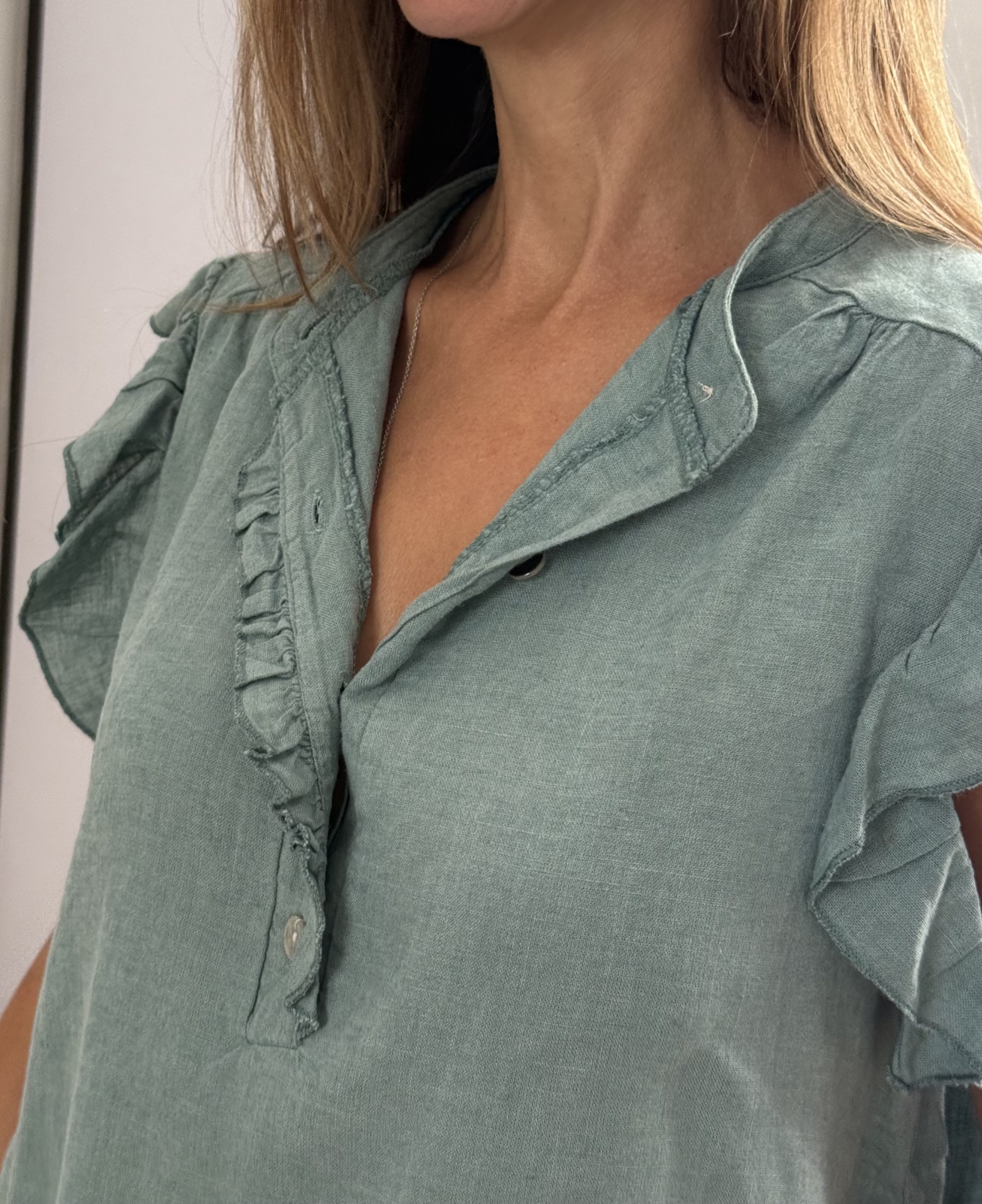 Blusa verde água com folhos e botões pretos