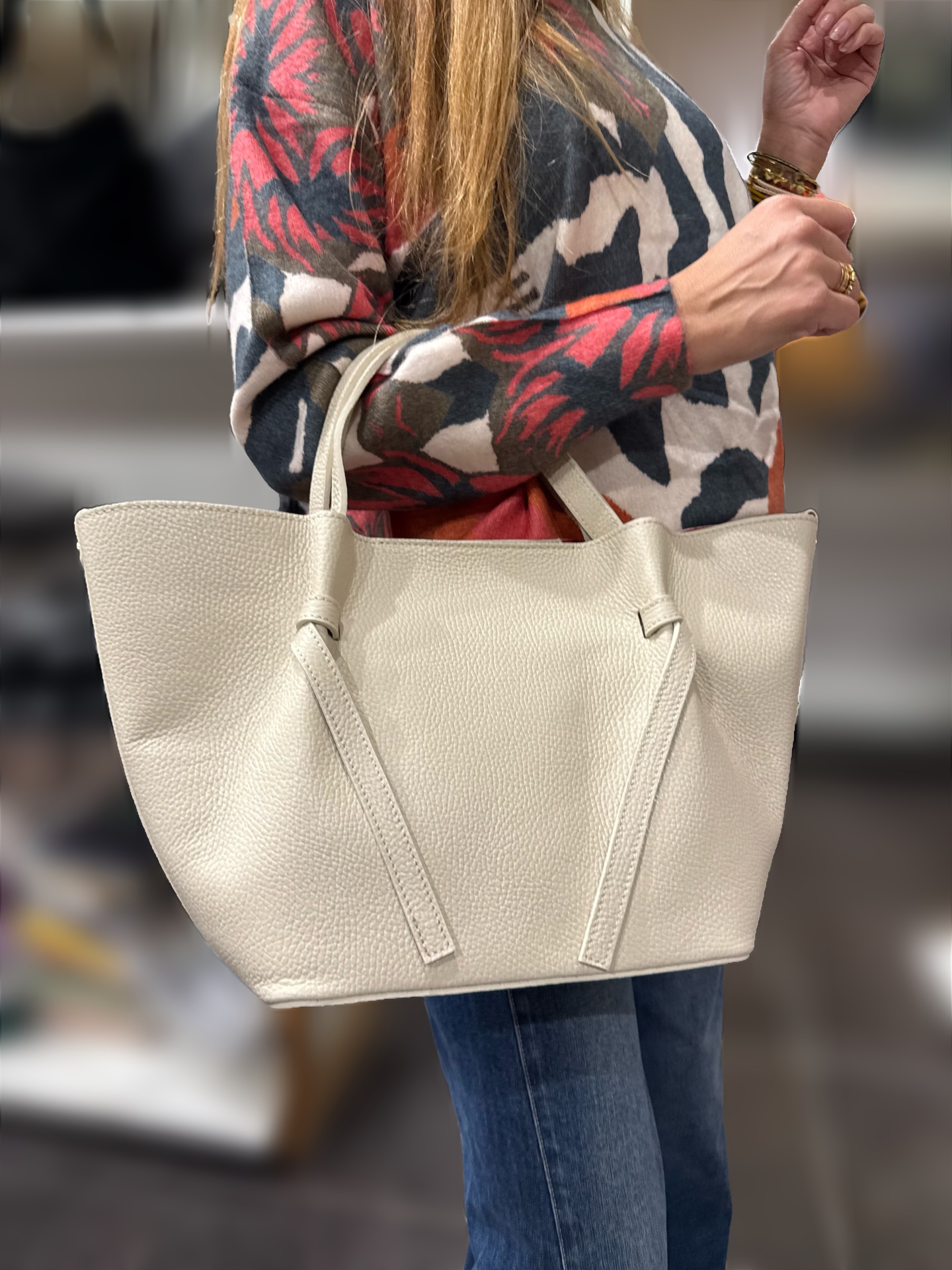 Mala de mão branca em pele texturada com alças largas