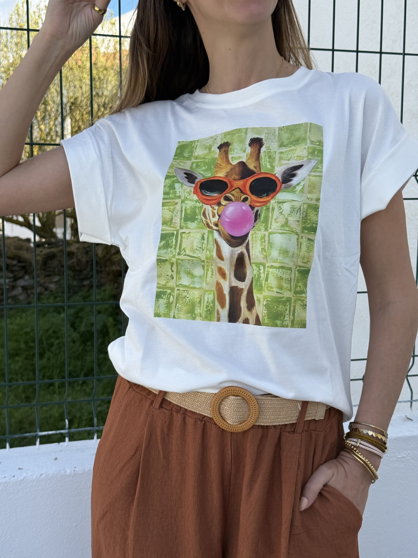 T-shirt branca com estampa de girafa divertida em fundo verde